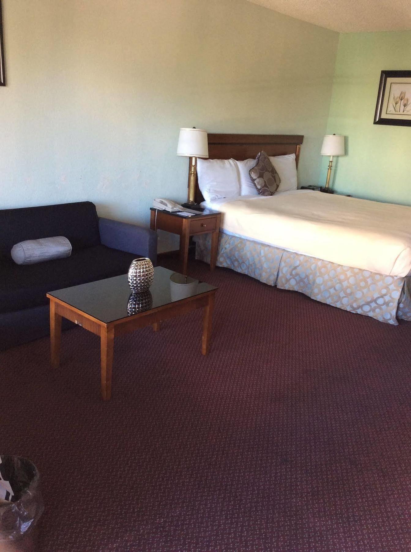 6 Stockton, Ca Waterfront Hotel 2*