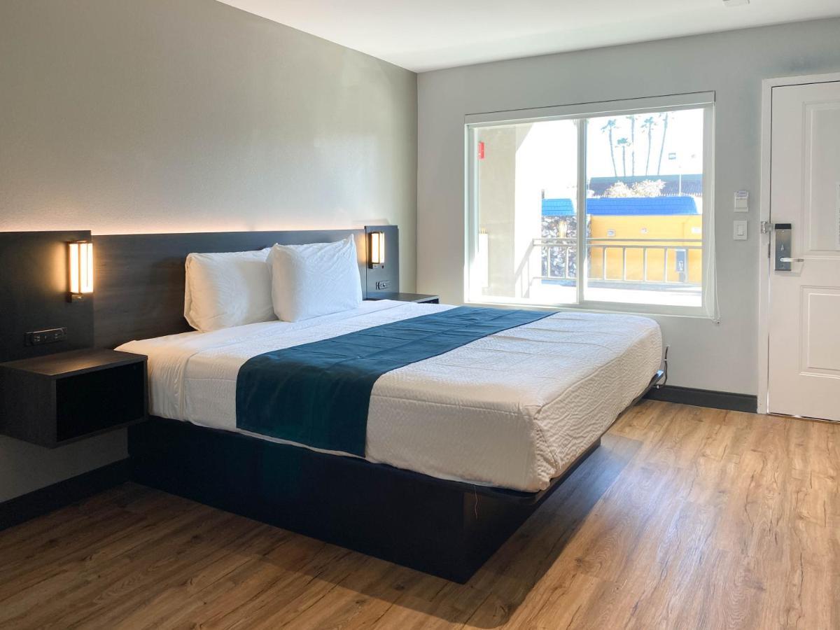 6 Stockton, Ca Waterfront Hotel 2*