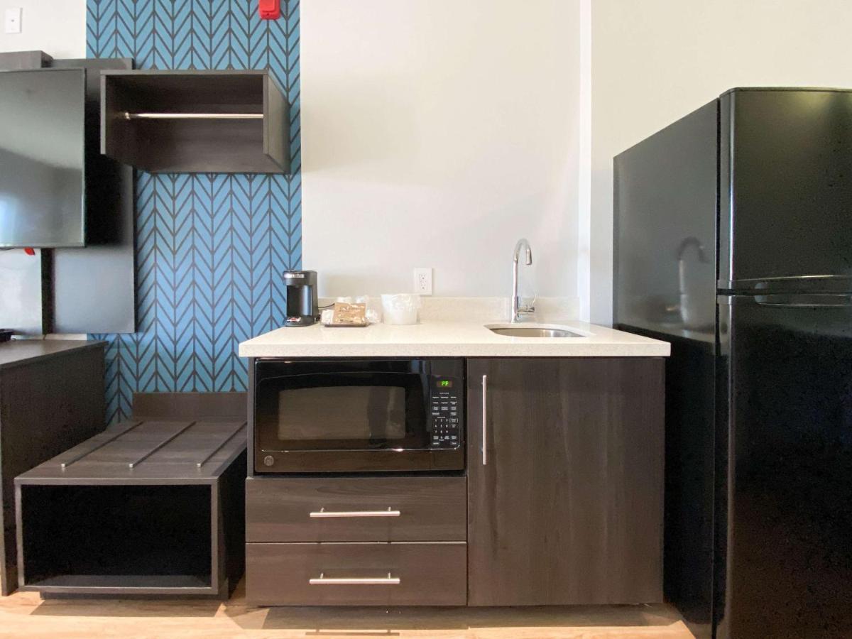 6 Stockton, Ca Waterfront Hotel 2*