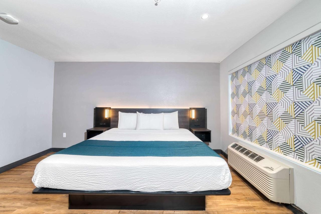 6 Stockton, Ca Waterfront Hotel 2*