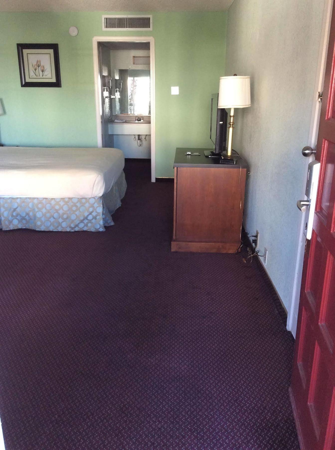 6 Stockton, Ca Waterfront Hotel 2*